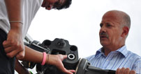 Richard instructs ground crew on the assembly procedures and safety checks